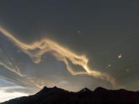 Die Wolkenfront beginnt zu leuchten